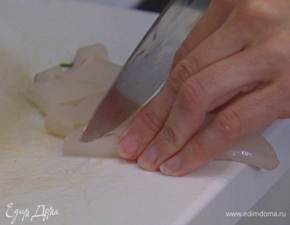 Кальмаров почистить и нарезать кольцами.
