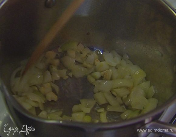 В небольшой кастрюле разогреть 2 ст. ложки оливкового масла и обжарить лук и чеснок до прозрачности.