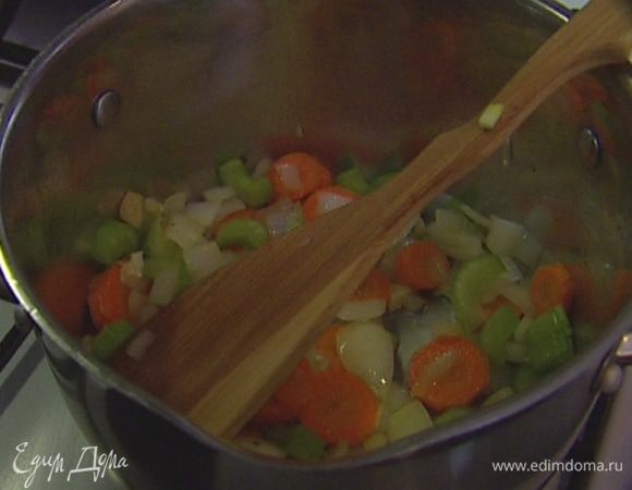 Добавить морковь и сельдерей и тушить все несколько минут.