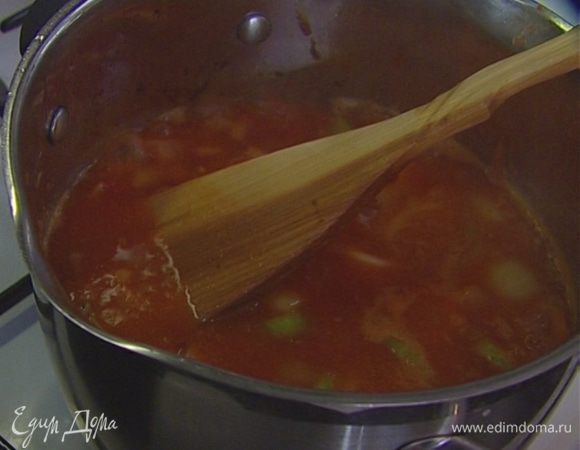 Готовые мидии вынуть (нераскрывшиеся выбросить), а бульон, в котором они готовились, процедить и добавить к взбитому супу, так чтобы он не получился слишком жидким. Раскрошить туда же пеперончино, посолить.