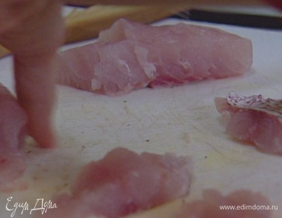 Рыбное филе нарезать на кусочки.