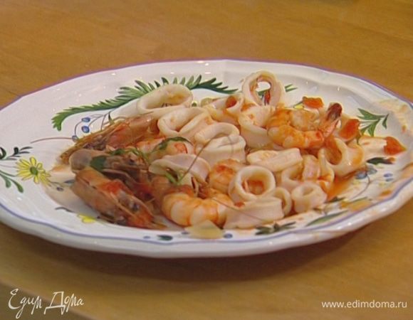 Из первой кастрюли вынуть шумовкой креветок и кальмаров. Бульон, в котором они варились, вместе с овощами взбить в блендере в однородную массу, затем протереть через сито.