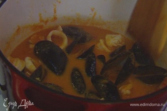 Освободить 2/3 мидий от раковин и добавить в суп вместе с креветками и кальмарами.