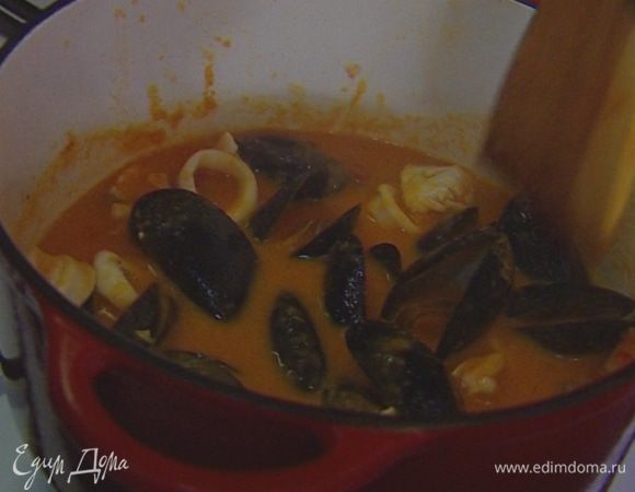 Освободить 2/3 мидий от раковин и добавить в суп вместе с креветками и кальмарами.