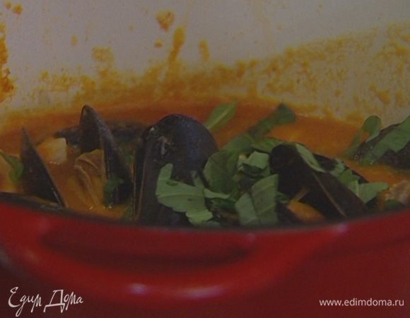 Суп разлить по тарелкам, в центр каждой выложить мидии в раковинах, присыпать базиликом.