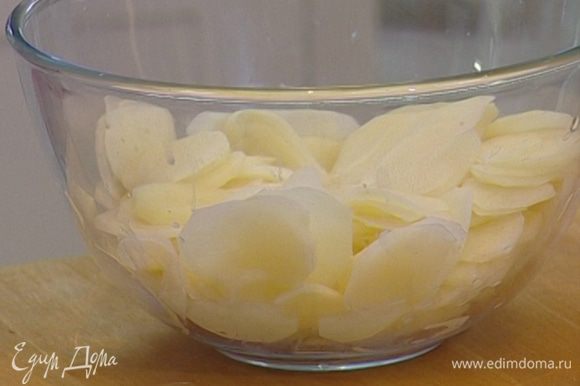 Картофель почистить и нарезать кружками как можно тоньше.