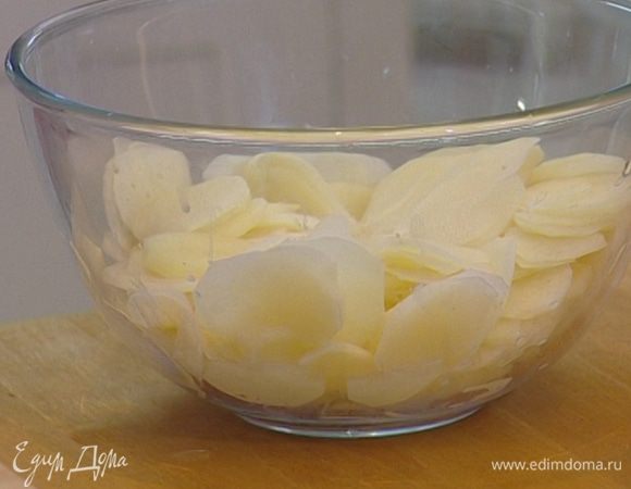 Картофель почистить и нарезать кружками как можно тоньше. 
