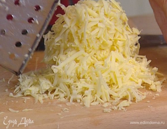 Сыр натереть на крупной терке. 