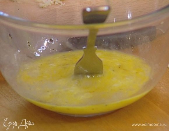 Яйца слегка взбить со щепоткой соли и перца. 