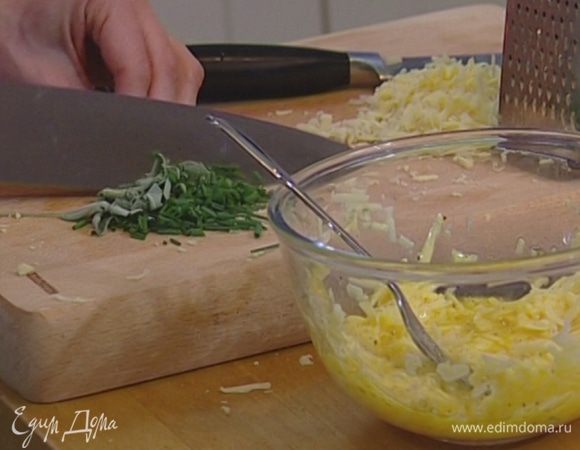 Шалфей и лук мелко нарезать. 