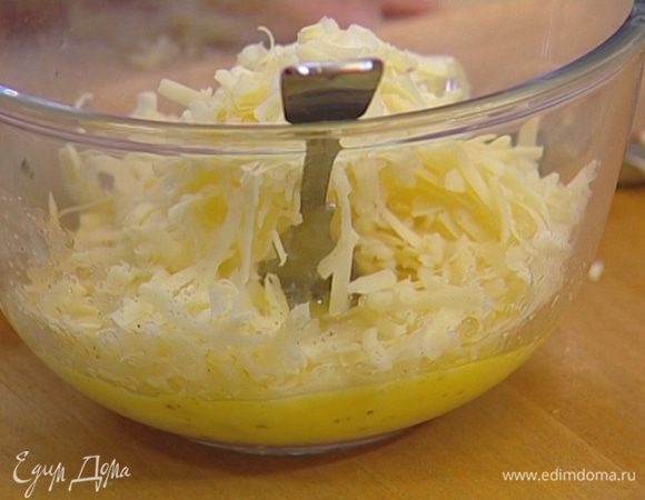 Немного сыра оставить, а большую его часть перемешать с яйцами, сливками и зеленью. 