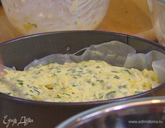 Сверху выложить сырную начинку, присыпать сухарями, паприкой, а затем слоями распределить оставшийся картофель. 