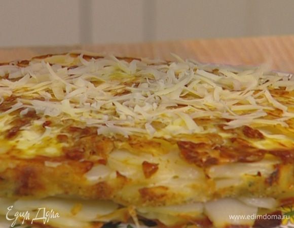 Готовый пирог вынуть из формы, перевернув так, чтобы миндаль оказался сверху, и присыпать остатками натертого сыра.