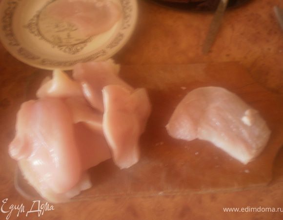 Куриное филе порезать на не очень толстые кусочки, отбить.