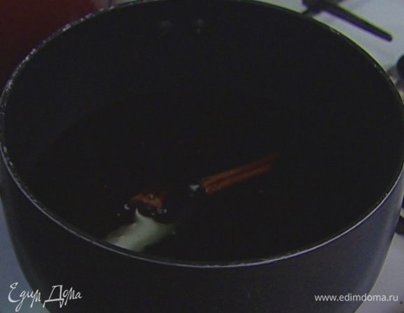 Вино и портвейн налить в небольшую кастрюлю, добавить 1 палочку корицы, гвоздику, ваниль, анис, апельсиновый и лимонный сок, цедру лимона и апельсина, всыпать 100 г сахара и уварить все вполовину. 