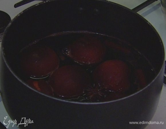 Сливы отправить в вино и варить на медленном огне около 25 минут.