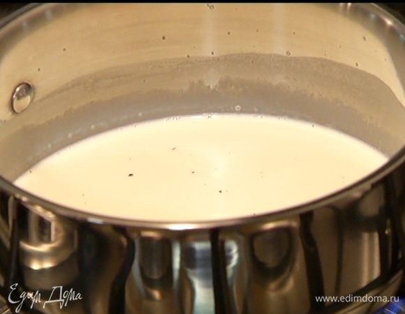 Приготовить соус: молоко и 250 мл сливок налить в небольшую кастрюлю, добавить палочку корицы и довести до кипения, затем корицу вынуть. 