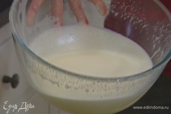 Желтки и 100 г сахара взбить добела, затем, не переставая взбивать, влить молоко со сливками и поставить все на водяную баню.