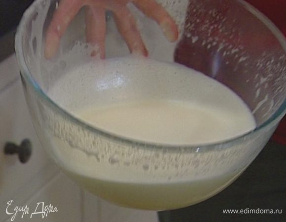 Желтки и 100 г сахара взбить добела, затем, не переставая взбивать, влить молоко со сливками и поставить все на водяную баню. 