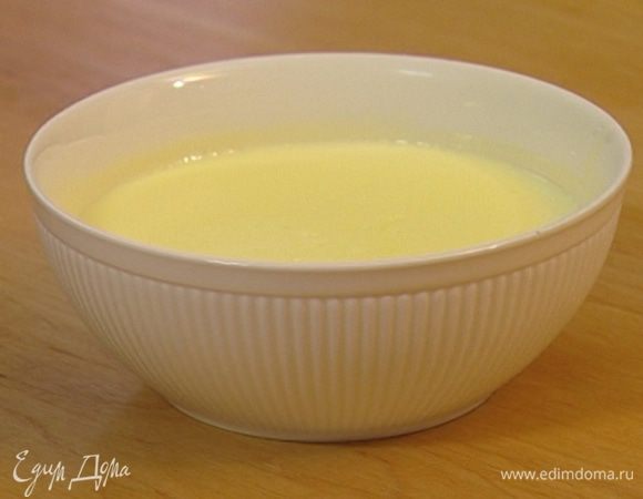 Продолжая взбивать, дождаться, пока соус загустеет, затем охладить его. 