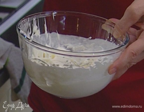 Оставшиеся сливки взбить. 