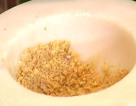 Печенье измельчить.