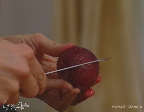 Сливы порезать и, удалив косточки, разложить в высокие бокалы. 