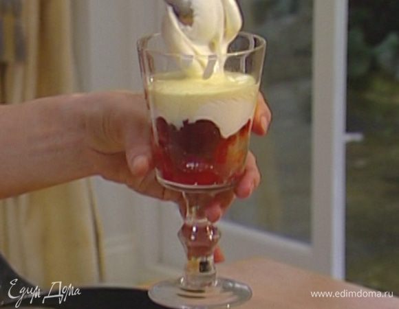 Сверху выложить немного сливок, затем сливочный соус и снова сливки. 