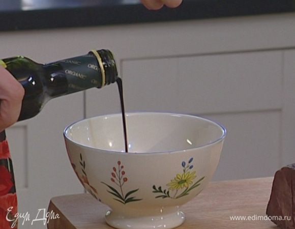 Приготовить заправку: соединить оливковое масло и бальзамический уксус, добавить 1 ст. ложку холодной воды, перец и соль, все перемешать.