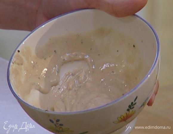 Козий сыр размять вилкой и перемешать с оставшейся заправкой. 