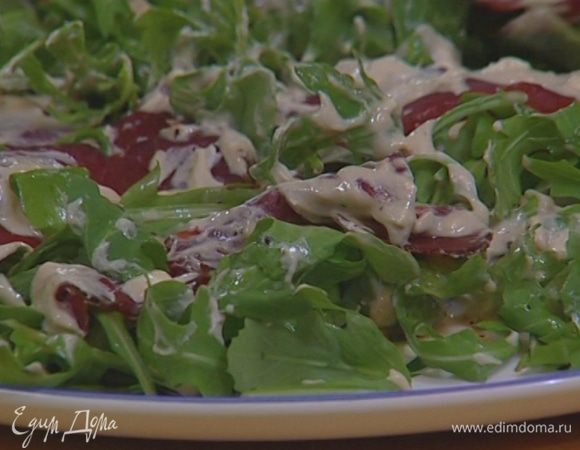 Сверху полить заправкой с козьим сыром и присыпать петрушкой.