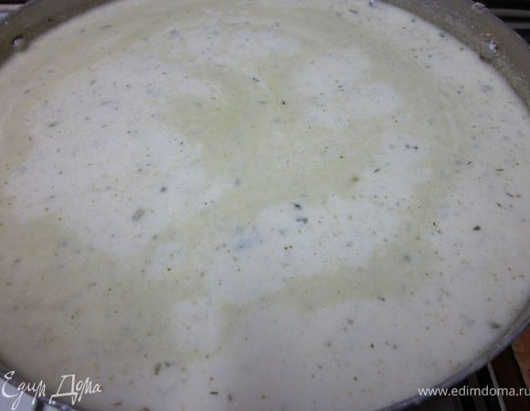 В это время смешать яйца со сметаной, кефиром и зеленью. Как только молоко с простоквашей закипит, влить сметанно-яичную смесь, перемешать, довести до кипения. И варить помешивая 20 минут. 