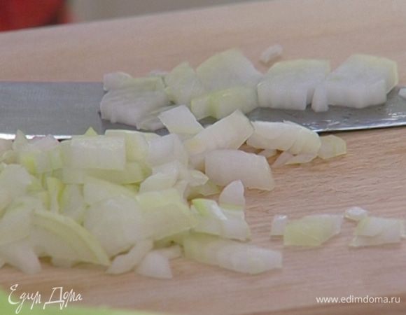 Лук почистить и мелко порубить.
