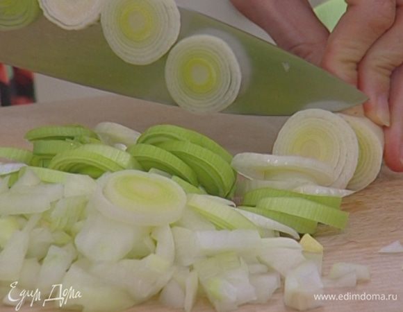 Светлую часть порея нарезать тонкими кольцами.