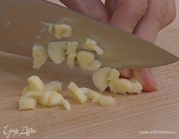 Чеснок почистить и крупно нарезать.