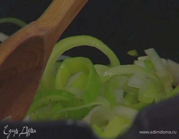 Разогреть в глубокой тяжелой сковороде 1 ст. ложку оливкового и сливочное масло, добавить оба вида лука, чеснок, слегка посолить, поперчить и, помешивая, тушить лук до прозрачности.