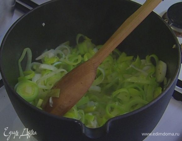 Влить бульон, довести до кипения, затем уменьшить огонь и прогревать еще 5 минут.