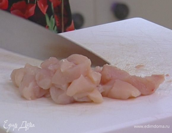 Куриное филе нарезать кубиками и отправить в бульон.
