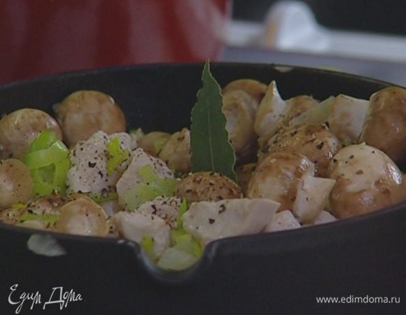 Влить вино, добавить грибы и лавровый лист. Накрыть крышкой и тушить около 5 минут, чтобы жидкость уварилась вполовину, затем вынуть лавровый лист, добавить тархун, посолить и поперчить.