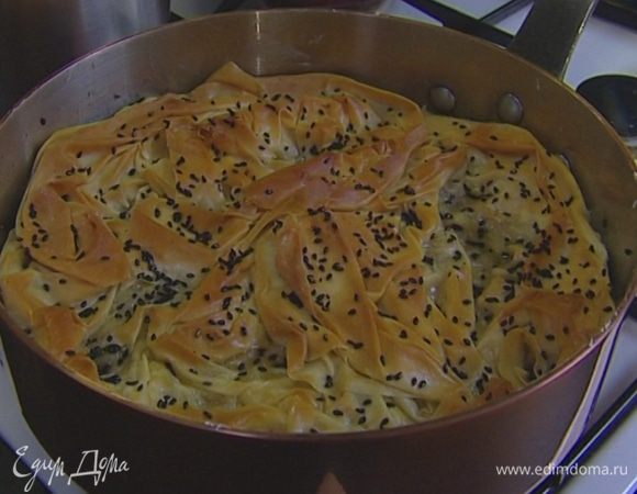 Выпекать пирог разогретой духовке 20–25 минут.