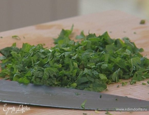 Мяту мелко порубить.