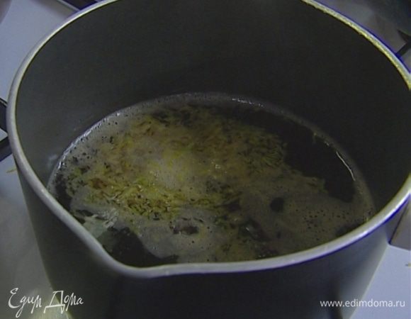 Добавить коричневый сахар, цедру и сок лимона и варить на среднем огне 5–7 минут, пока сироп не загустеет и не уварится на треть.