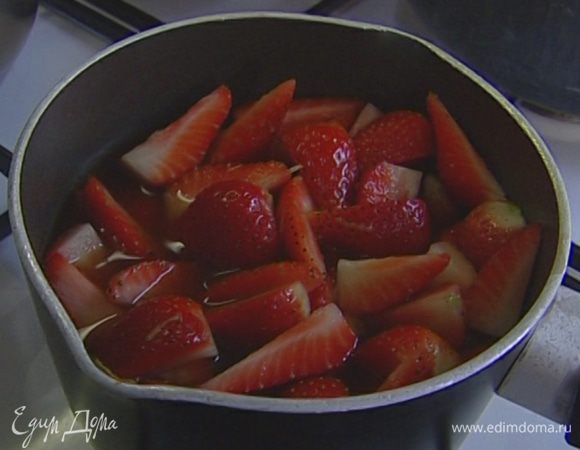 Клубнику нарезать четвертинками и добавить в сироп. Как только он снова закипит, снять с огня, всыпать мяту, остудить и поставить в холодильник.