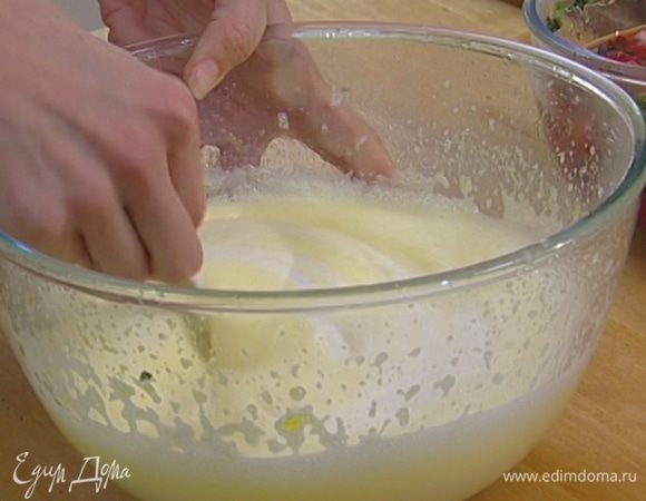 Сливки взбить, добавить их в холодный крем и все вымешать. 