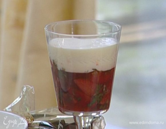 В высокие бокалы выложить сначала клубнику, а сверху крем. 
Подавать с песочным печеньем.
