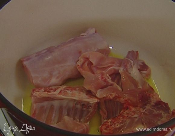 Разогреть в тяжелой кастрюле 1 ст. ложку оливкового масла и обжарить мясо со всех сторон до золотистого цвета.