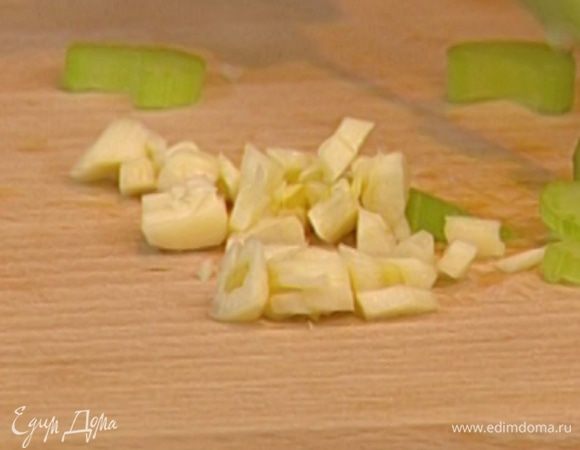 Чеснок почистить и мелко нарезать.