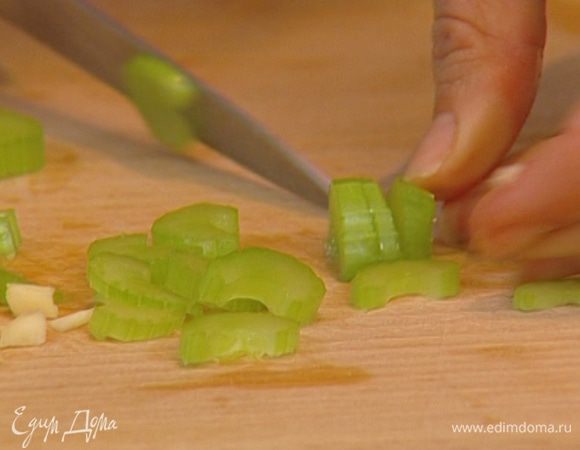Сельдерей порезать маленькими кусочками.
