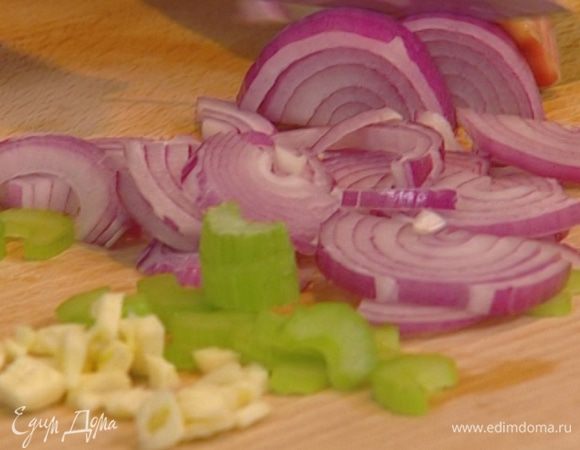 Репчатый лук почистить и нарезать полукольцами.