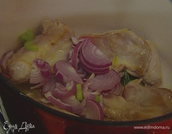 Нарезанные овощи добавить в кастрюлю к кролику и жарить несколько минут, время от времени помешивая, затем влить вино, посолить, поперчить, накрыть кастрюлю крышкой и тушить на небольшом огне 20 минут.